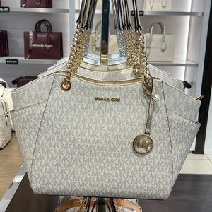 MICHAEL KORS 
Jet Set Travel Large Signature Chain Shoulder Tote Bag
Pale Gold